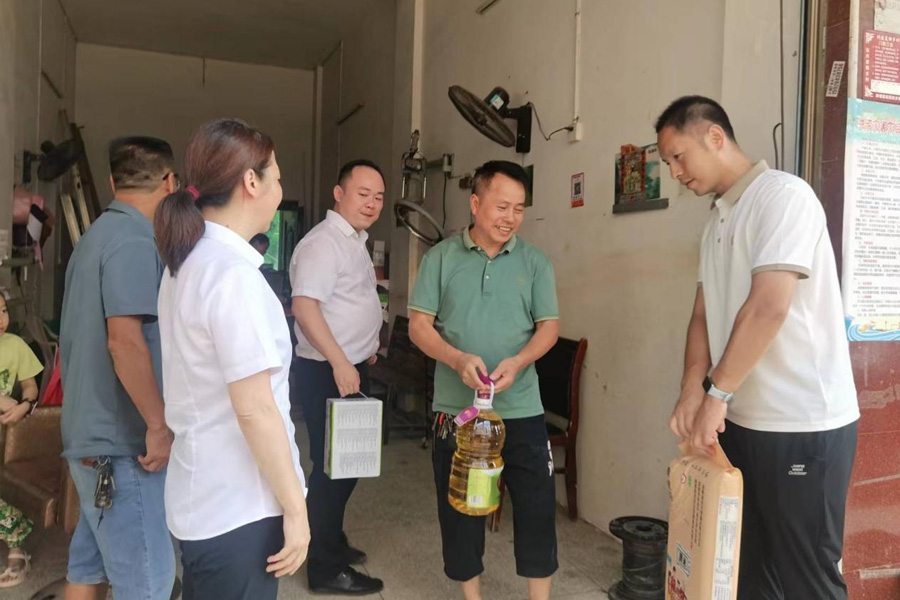 公司赴党建联建点走访慰问受灾群众